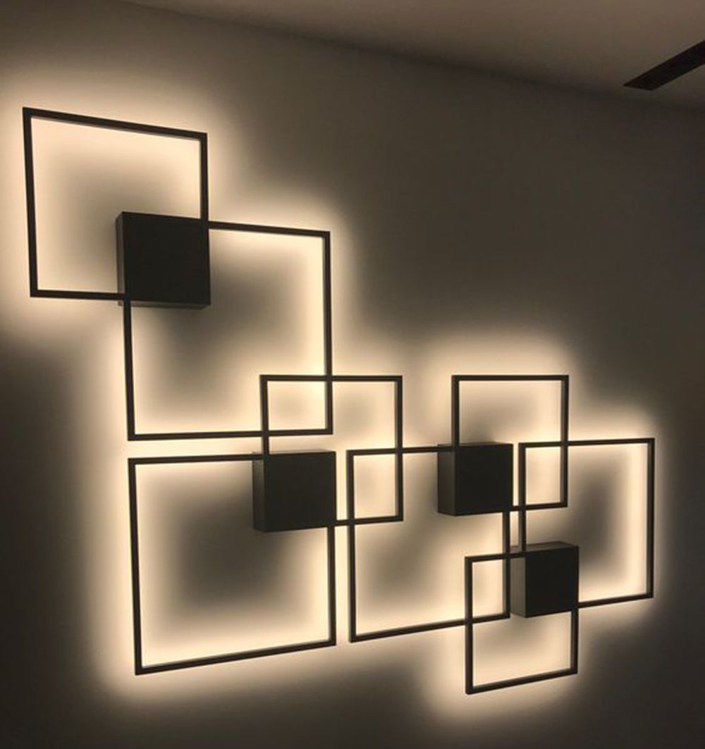 Wall lamp with geometric line shape