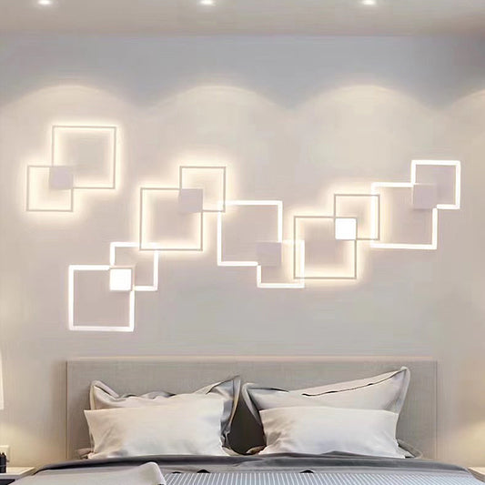 Wall lamp with geometric line shape